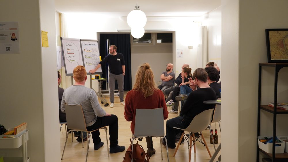 Alex moderiert am Flipchart